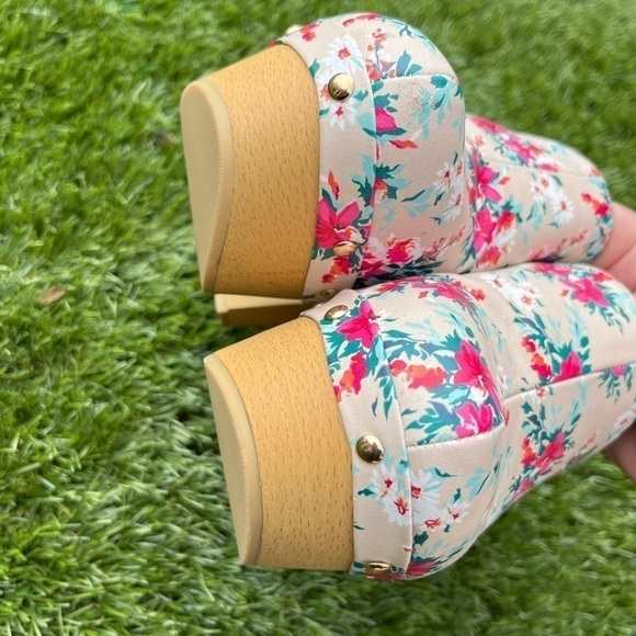 💐✨ Floral Wooden Clog Platforms | Boho Vintage Style | Size 6 - Picture 3 of 4